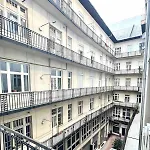 Cozy In Center Epicenter! Budapeste