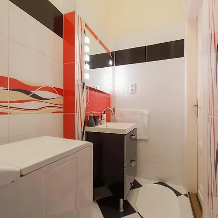 Cozy In Center Epicenter!