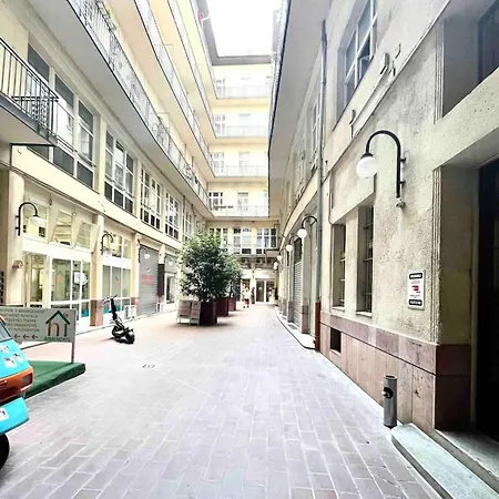 Διαμέρισμα Cozy In Center Epicenter! *