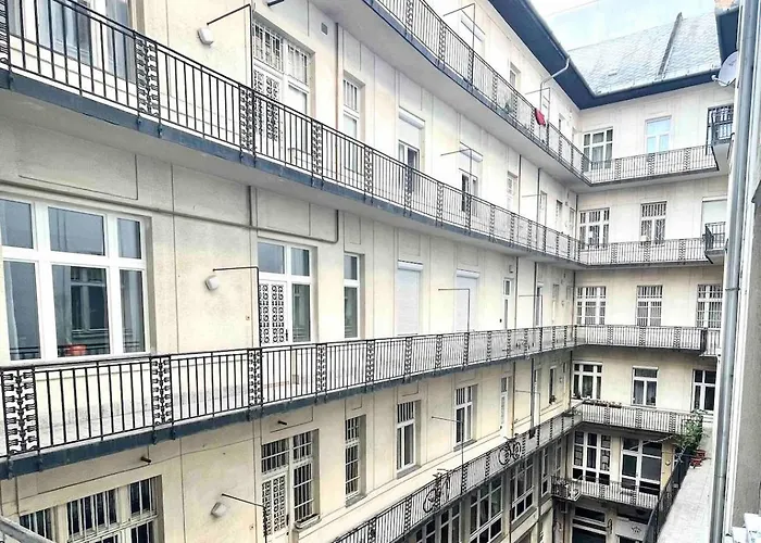 Cozy In Center Epicenter! Budapest