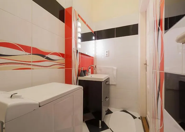 Cozy In Center Epicenter!