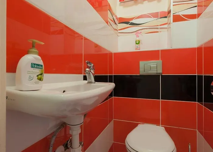 Cozy In Center Epicenter! *